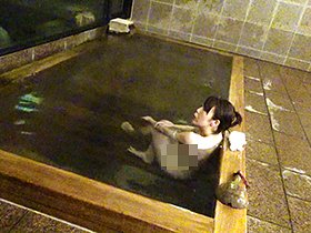 混浴で一人になった熟女を狙え！2 8時間2枚組　サンプル画像10